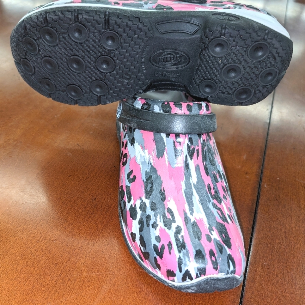 ANYWEAR ZONE INJECTED CLOGS W/Black Straps (EUC)